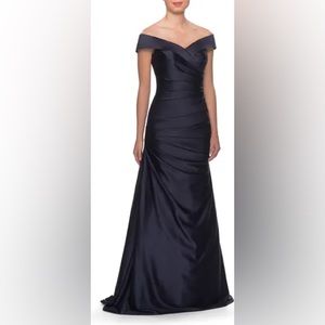 Off the Shoulder Ruched Satin Trumpet Gown Size 8 Navy.